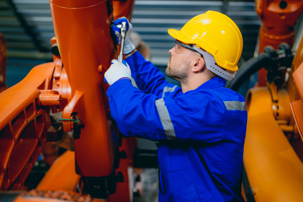 Ingeniero realizando mantenimiento industrial inspección de instalaciones