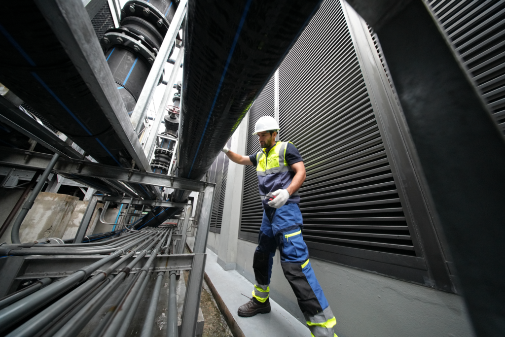 Ingeniero realizando mantenimiento industrial en rieles de transporte