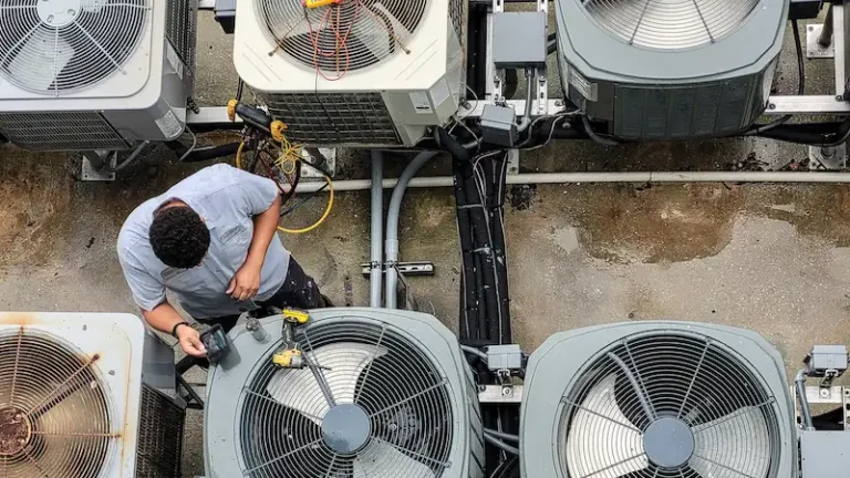 Mantenimiento aire acondicionado compresores en el techo